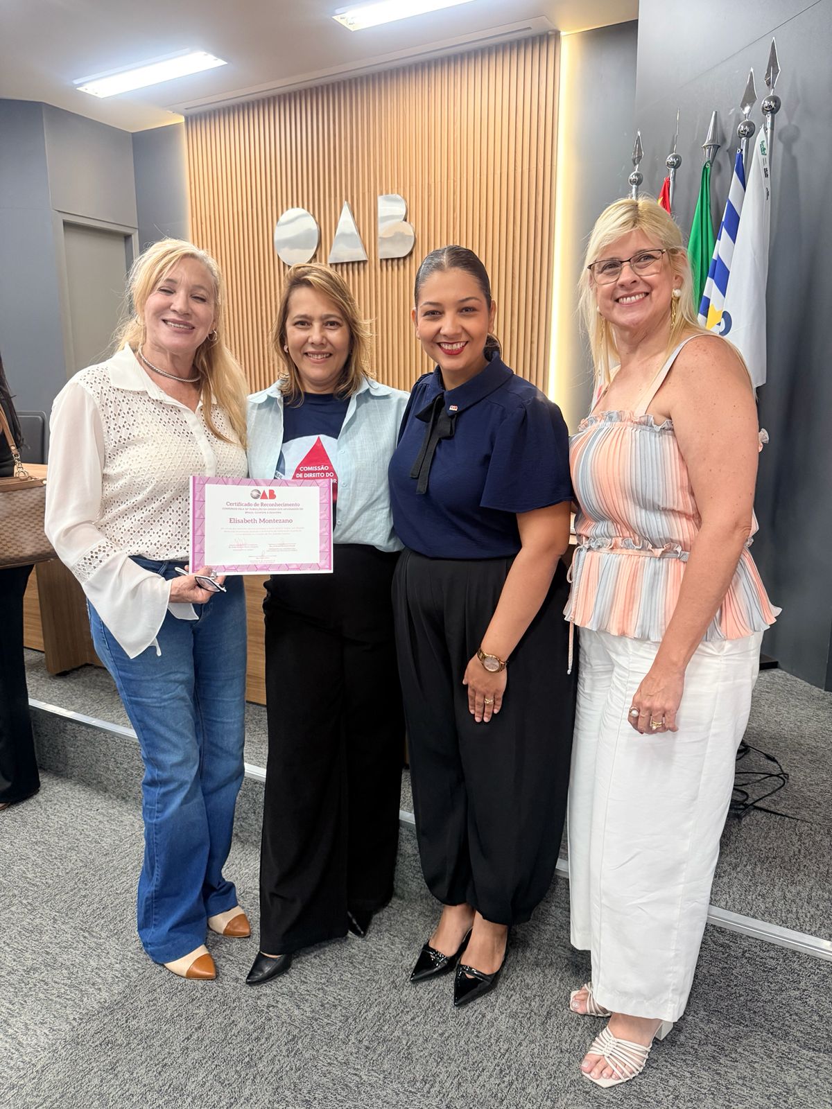Foto de entrega de certificado em ação da SOS Mulher