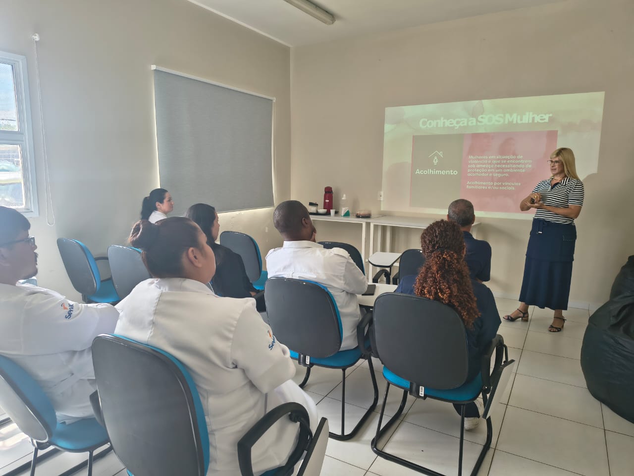 Foto de palestra da SOS Mulher