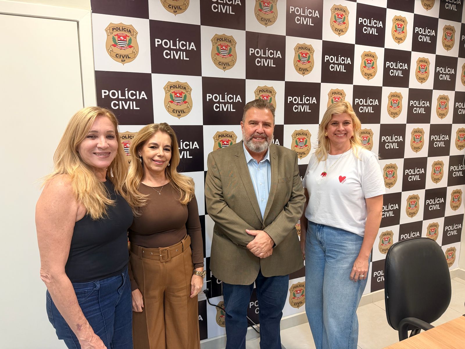 Foto de visita institucional em delegacia